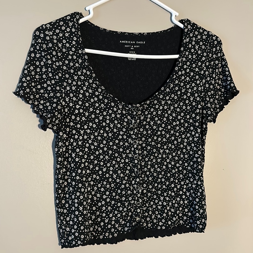 American Eagle Medium Black Cropped T. White small daisy